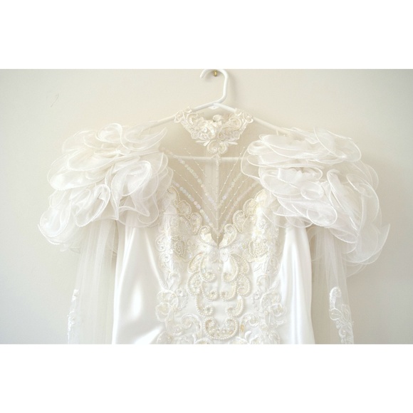 Beautiful Vintage Lace Long-Sleeve Wedding Gown - Picture 5 of 9